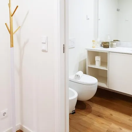 Charming Close To Lx Factory Apartment