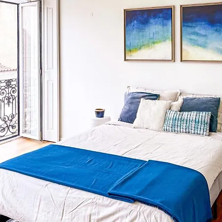 Charming Close To Lx Factory Apartment